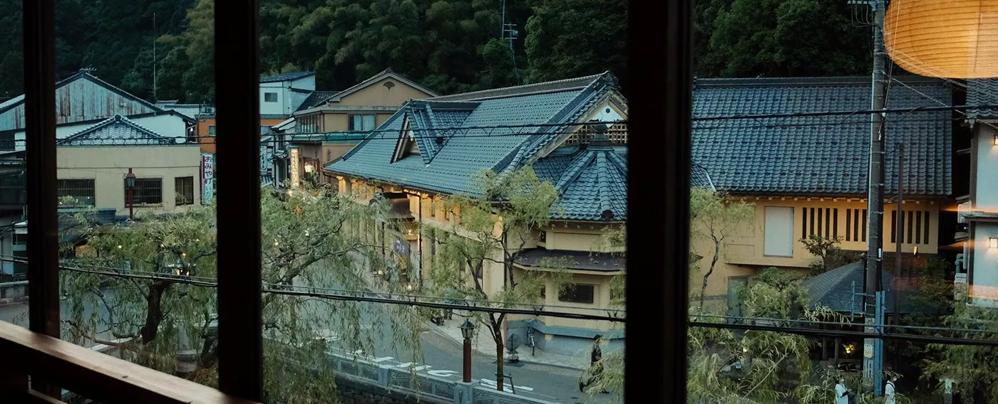 最上階スイートから一の湯を眺める