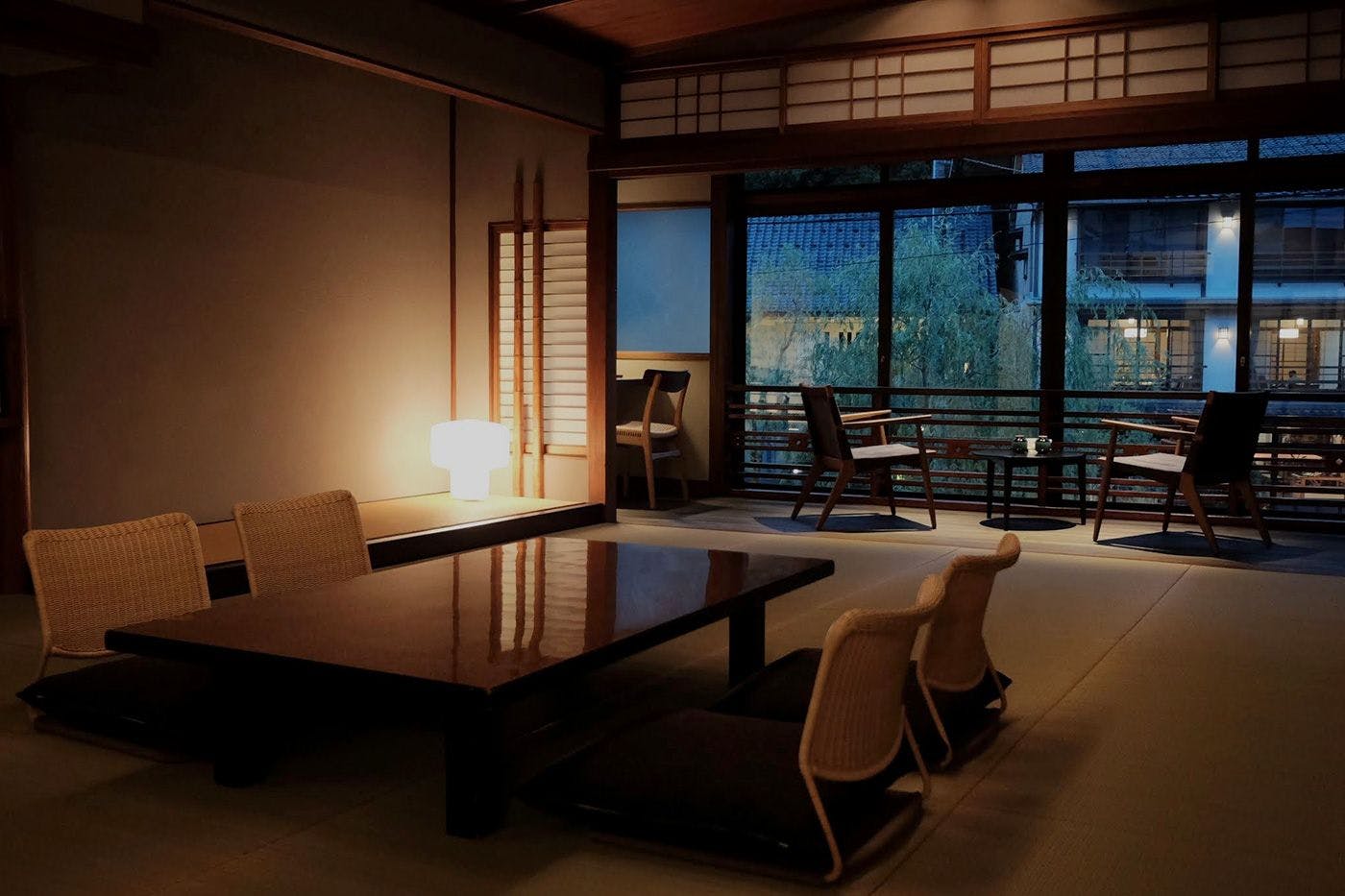 夕暮れに街の灯りが映える