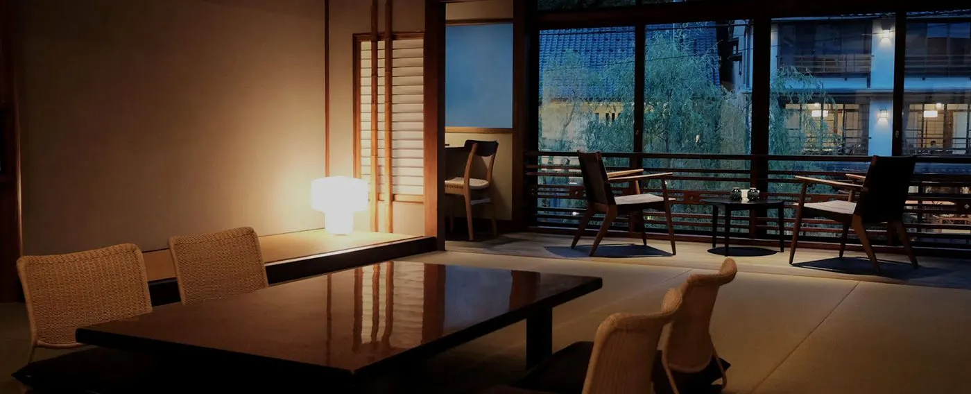 夕暮れに街の灯りが映える