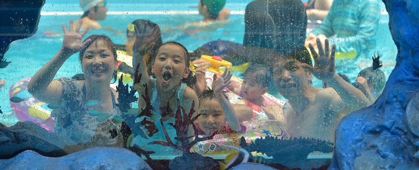 สระว่ายน้ำอะควาเรียมที่ไหลผ่าน