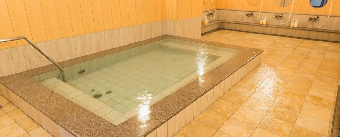 ห้องอาบน้ำสาธารณะที่เต็มไปด้วยความอบอุ่นของความสงบ