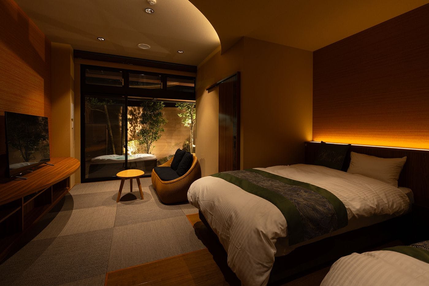 ห้องพักสไตล์ญี่ปุ่นโมเดิร์นพร้อมอ่างอาบน้ำกลางแจ้ง