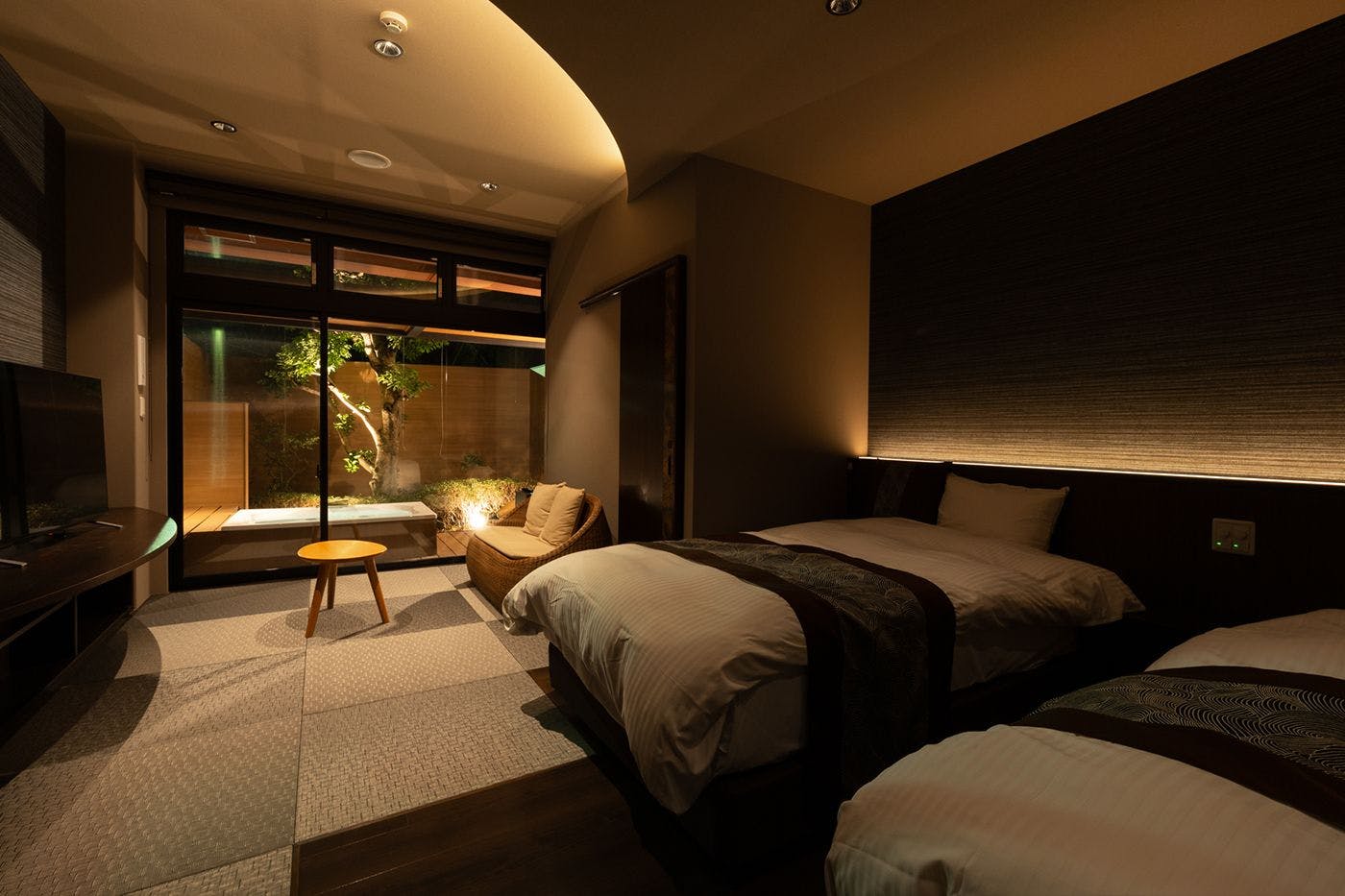 ห้องพักสไตล์ญี่ปุ่นโมเดิร์นพร้อมอ่างอาบน้ำกลางแจ้ง