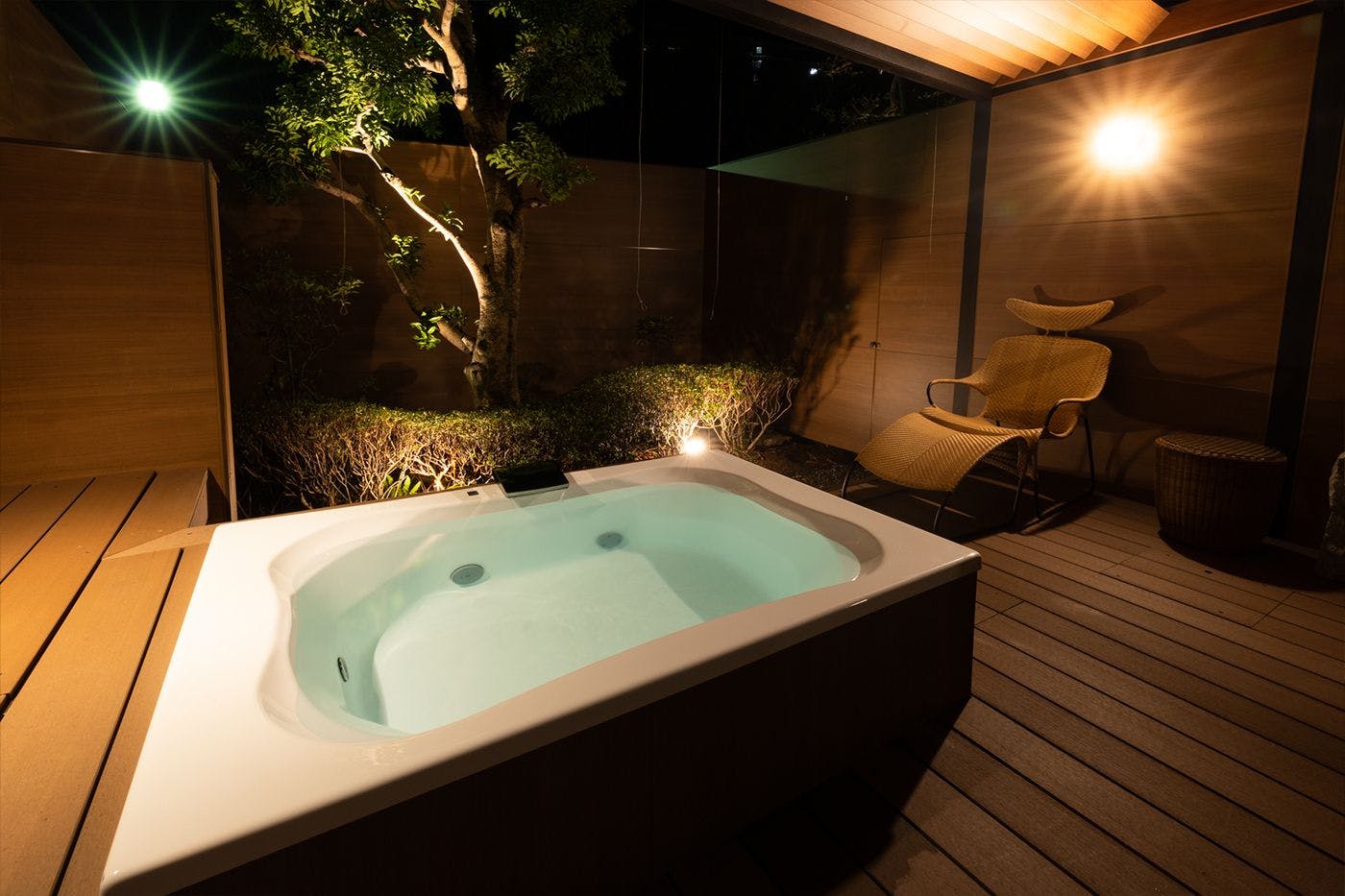 ห้องพักสไตล์ญี่ปุ่นโมเดิร์นพร้อมอ่างอาบน้ำกลางแจ้ง