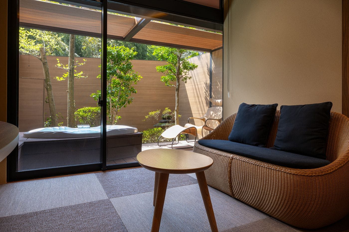 ห้องพักสไตล์ญี่ปุ่นโมเดิร์นพร้อมอ่างอาบน้ำกลางแจ้ง