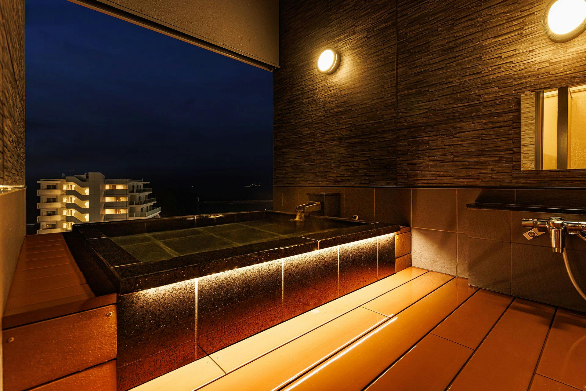 อ่างอาบน้ำกลางแจ้งในตอนกลางคืน