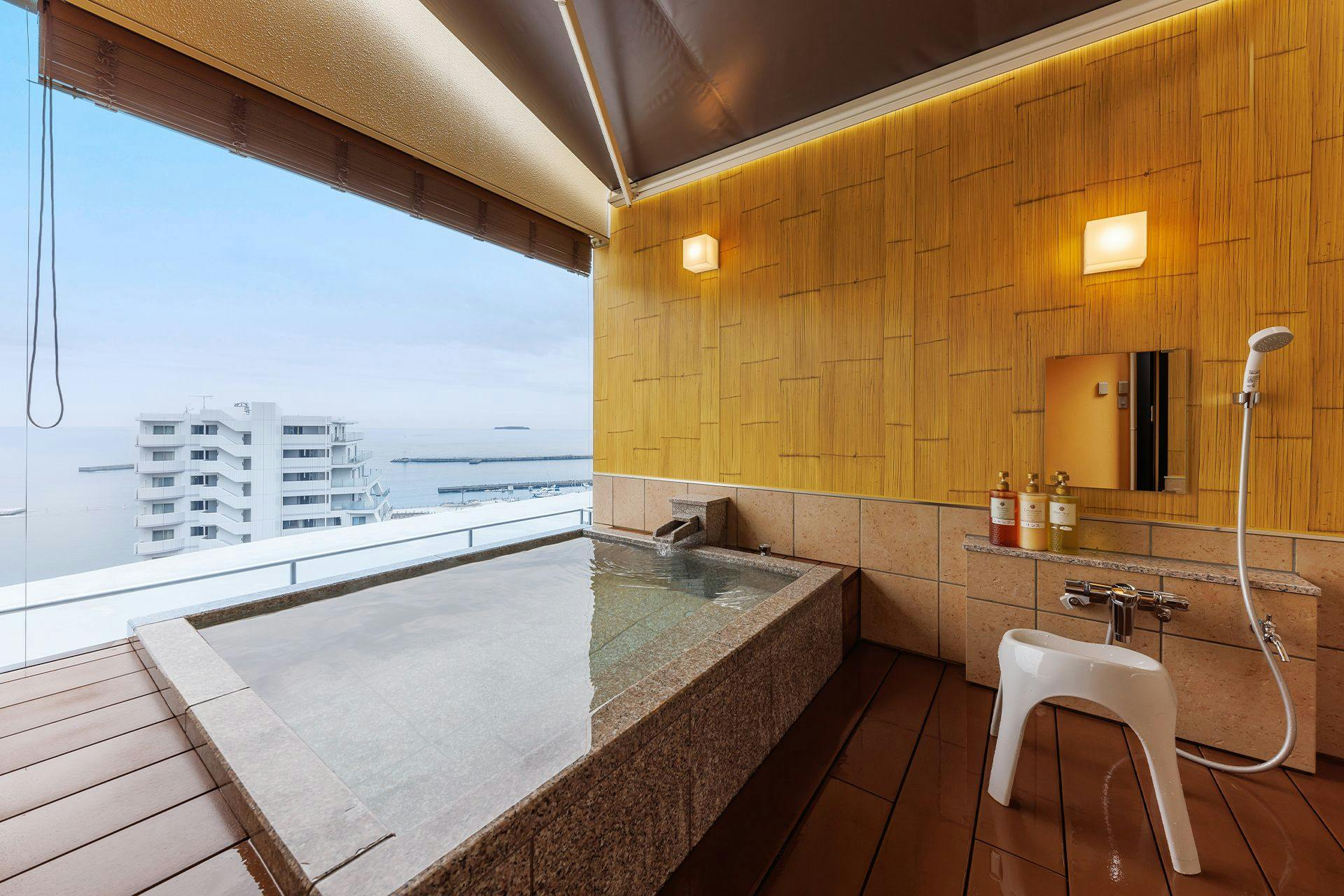 อ่างอาบน้ำกลางแจ้ง - กลางวัน