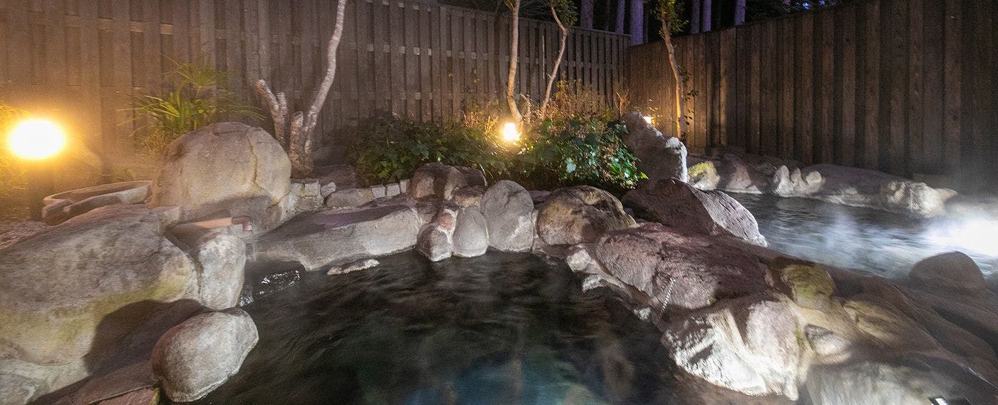 น้ำพุร้อนธรรมชาติกลางแจ้งในยามค่ำคืน