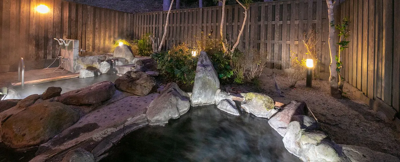 น้ำพุร้อนธรรมชาติกลางแจ้งในยามค่ำคืน