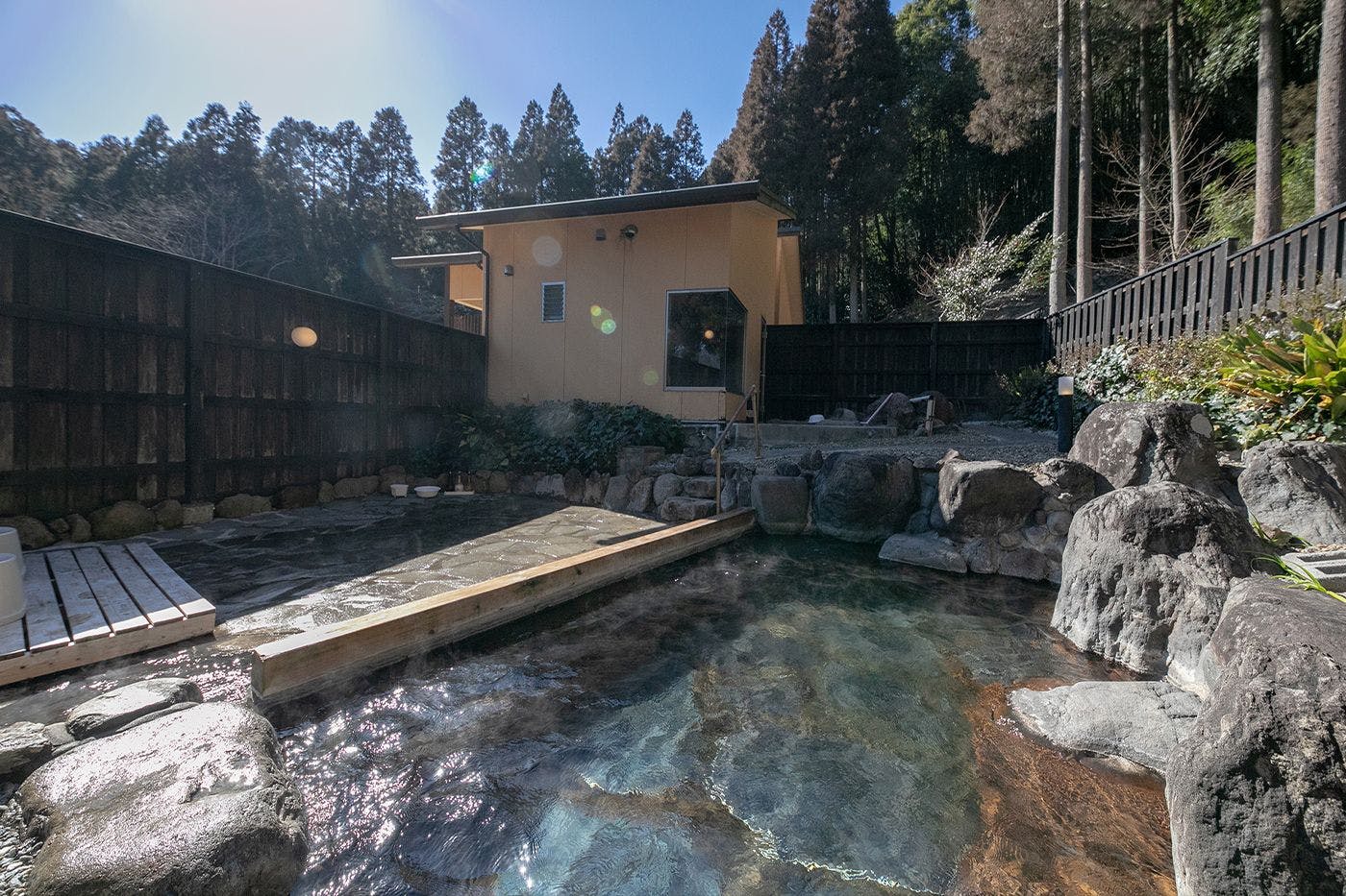 น้ำพุร้อนกลางแจ้งธรรมชาติ - กลางวัน