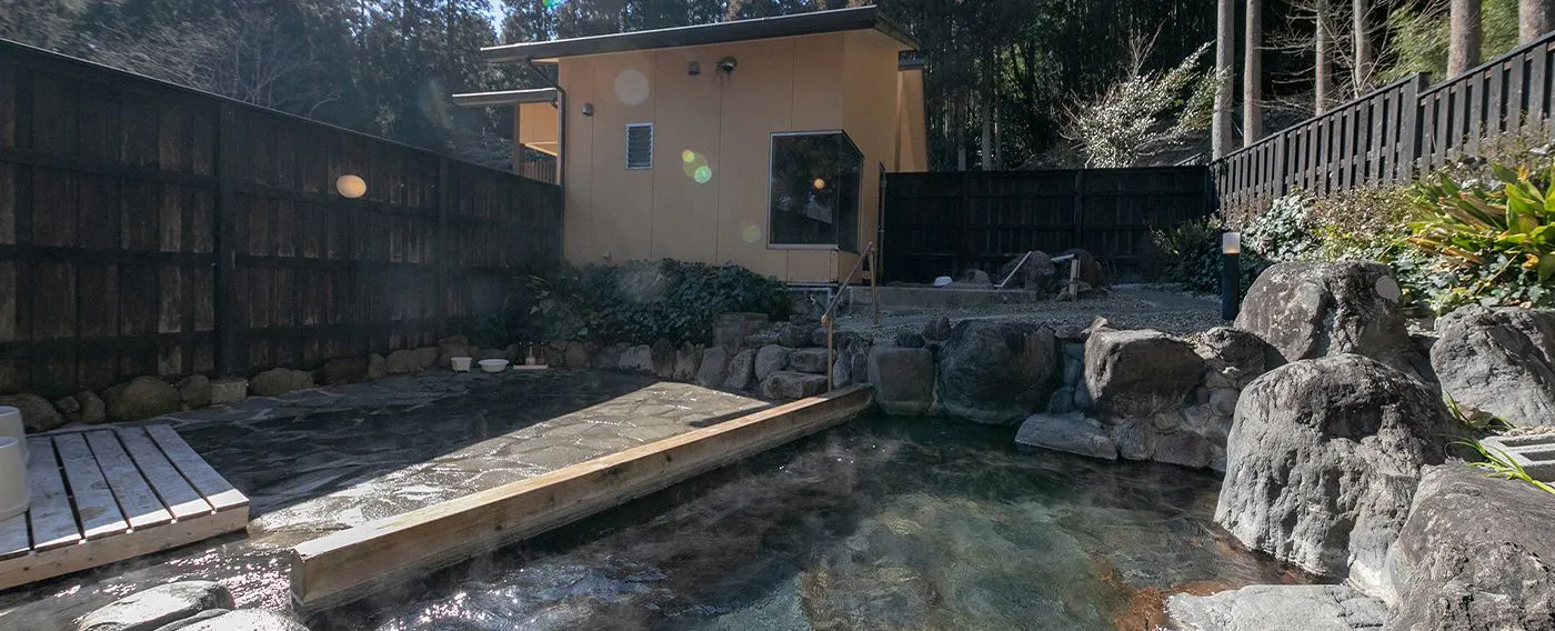 น้ำพุร้อนกลางแจ้งธรรมชาติ - กลางวัน