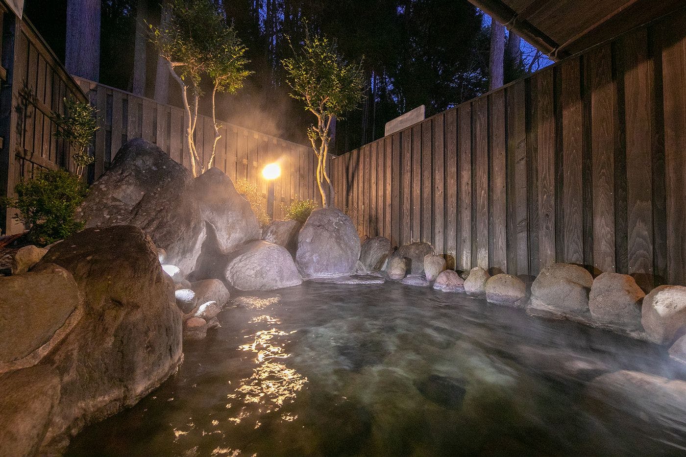 น้ำพุร้อนธรรมชาติกลางแจ้งในยามค่ำคืน