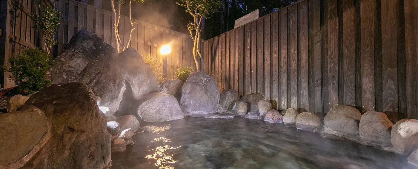 น้ำพุร้อนธรรมชาติกลางแจ้งในยามค่ำคืน