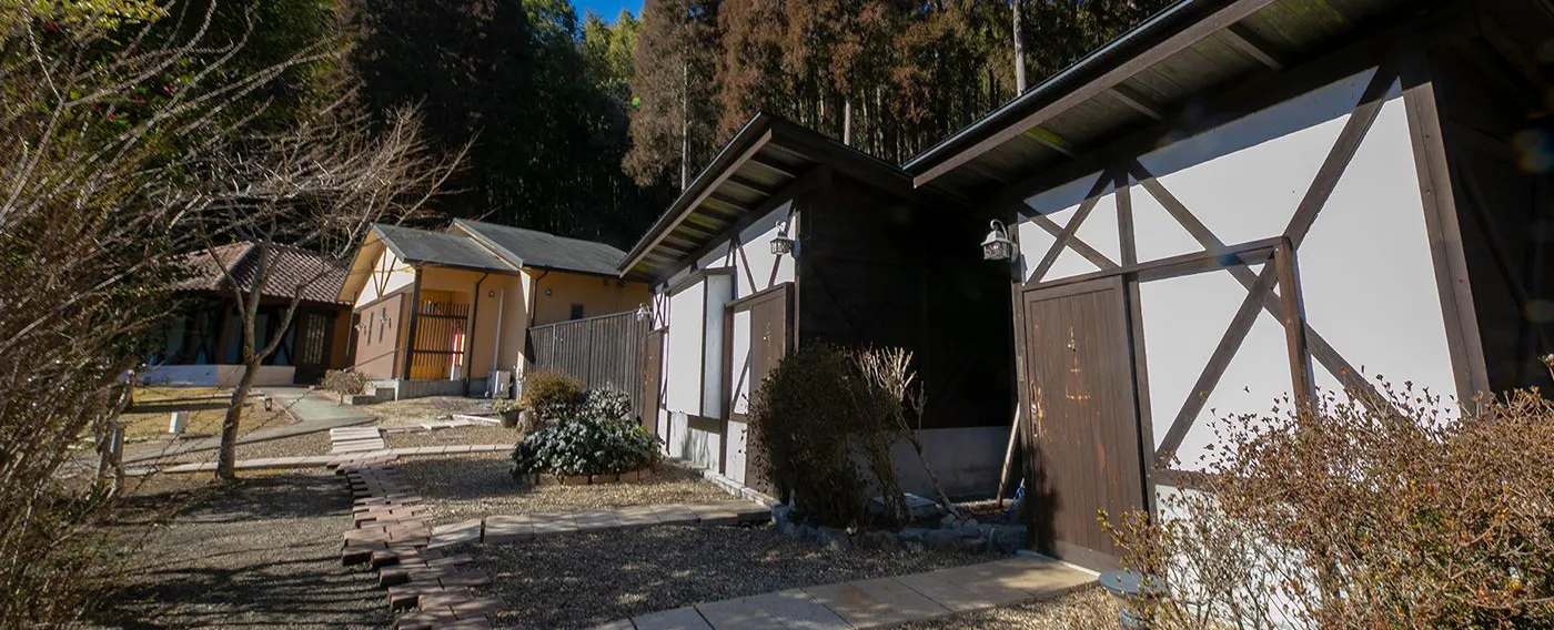 น้ำพุร้อนธรรมชาติ อ่างอาบน้ำกลางแจ้ง ทัศนียภาพภายนอก