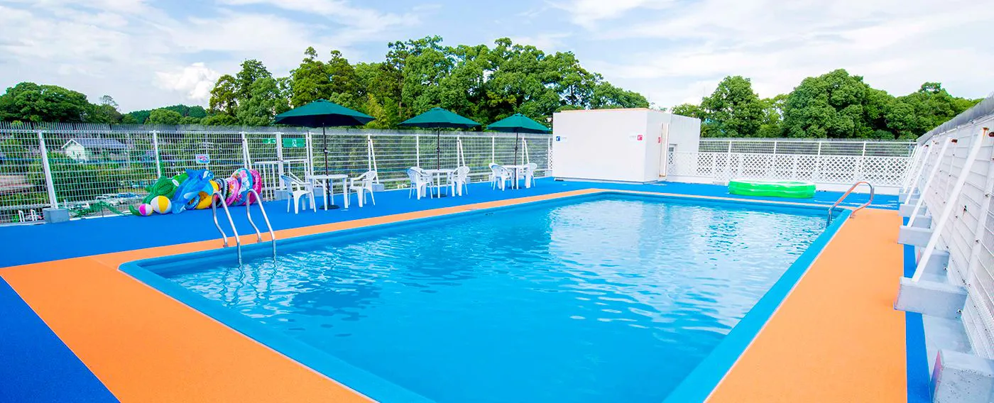 Kolam renang luar ruangan (hanya musim panas)