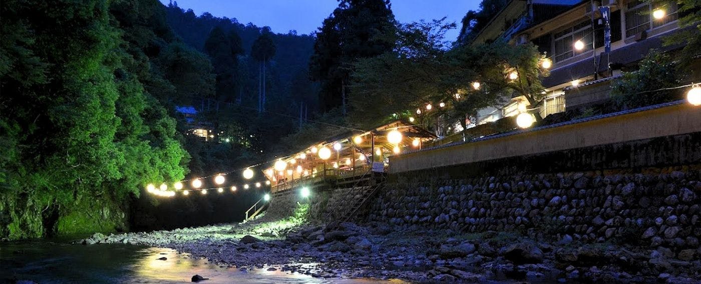 Tepi sungai pada malam hari