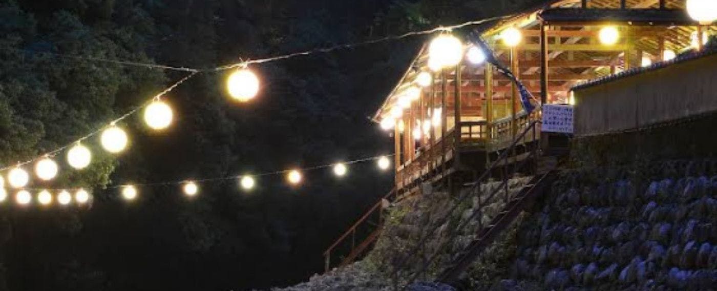 Tepi sungai pada malam hari