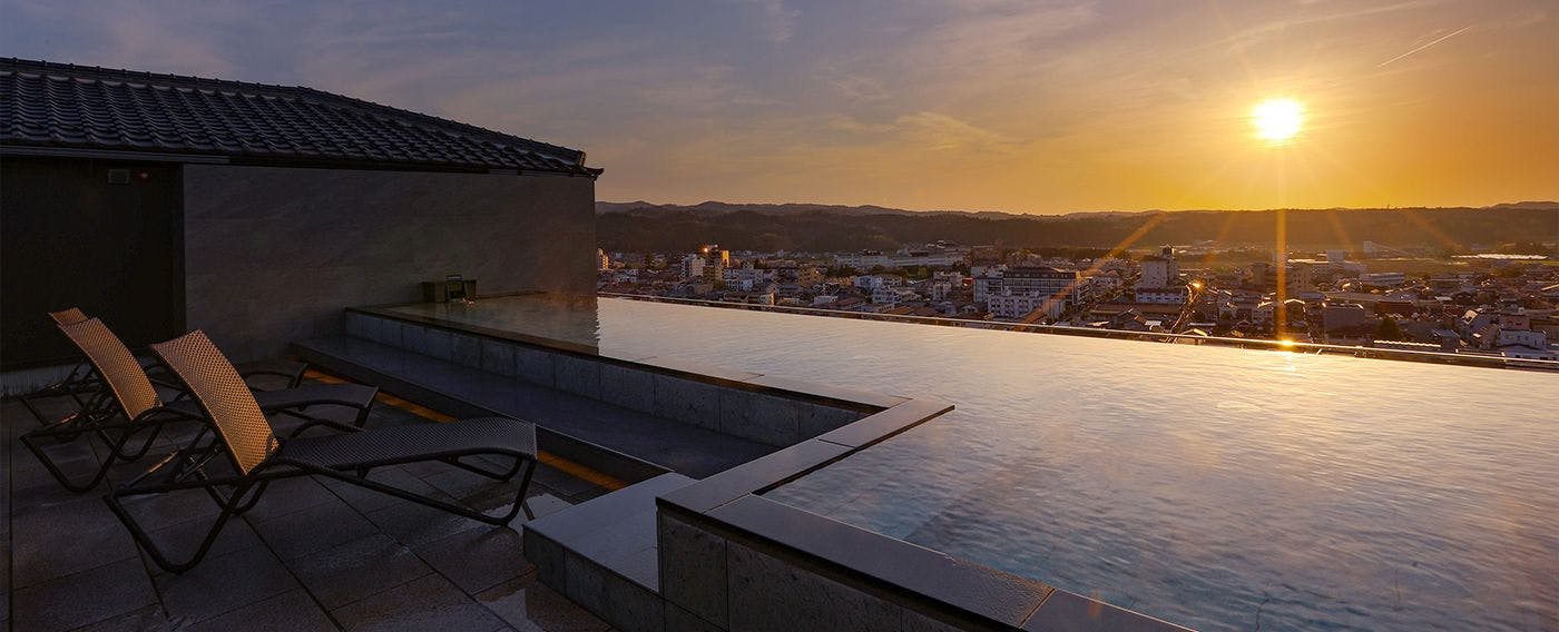 อ่างอาบน้ำกลางแจ้งบนท้องฟ้าพร้อมวิวพระอาทิตย์ตก