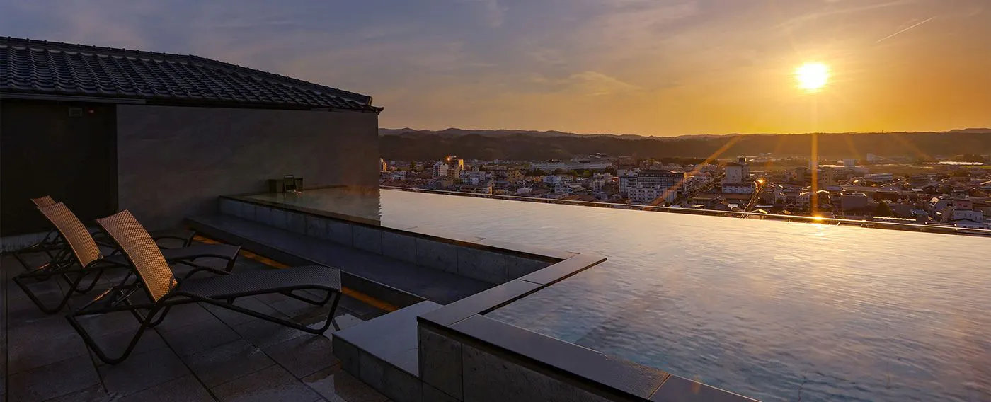 อ่างอาบน้ำกลางแจ้งบนท้องฟ้าพร้อมวิวพระอาทิตย์ตก