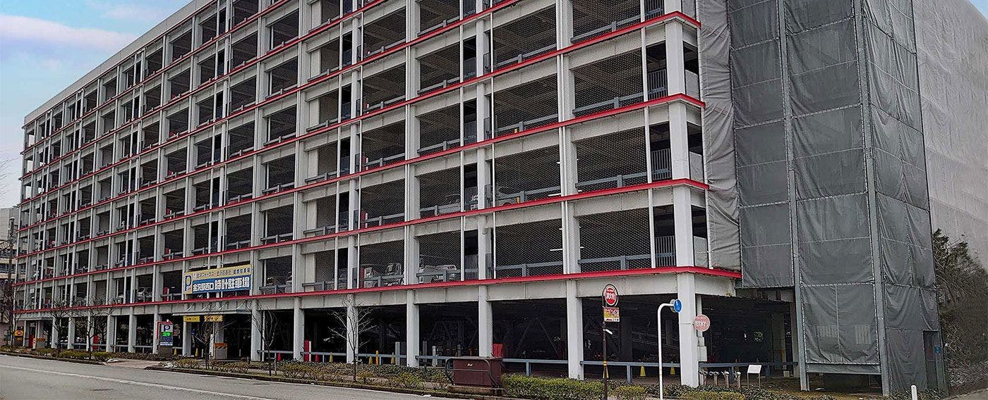 Tempat Parkir Jam Pintu Barat Stasiun Kanazawa.