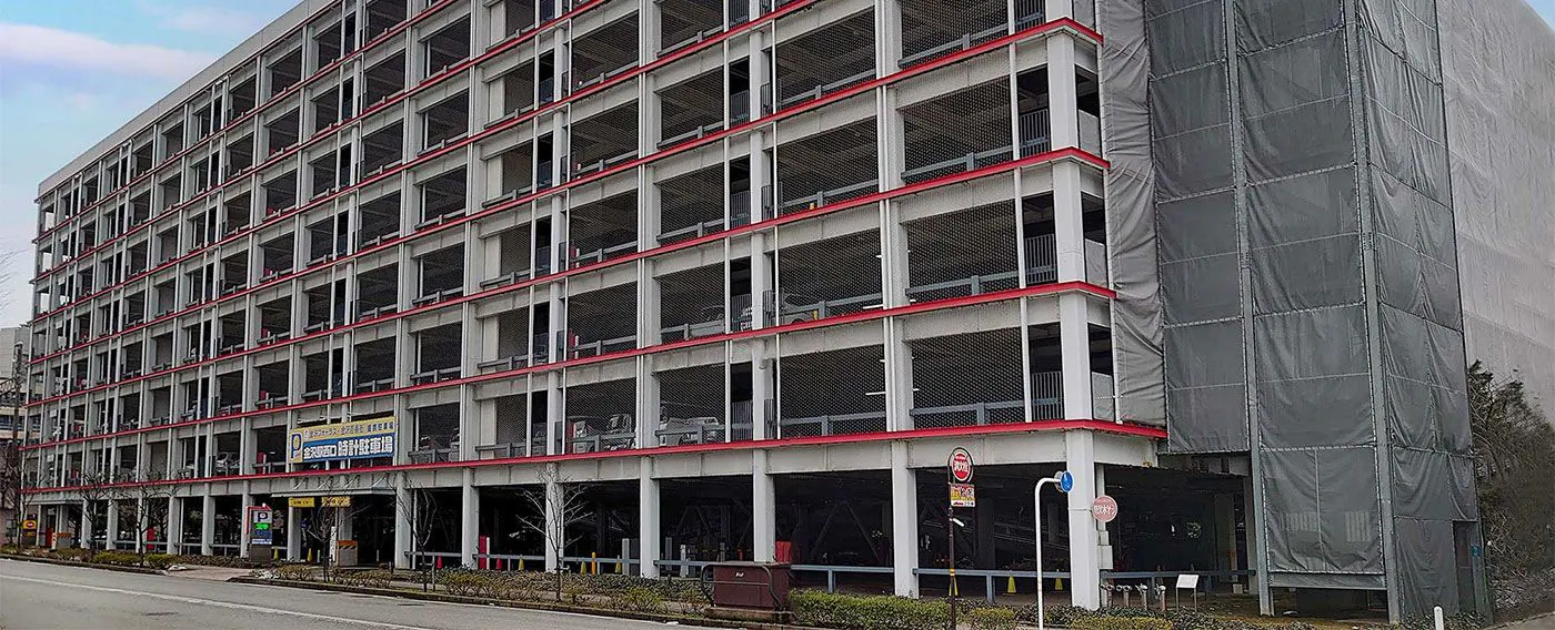 Tempat Parkir Jam Pintu Barat Stasiun Kanazawa.