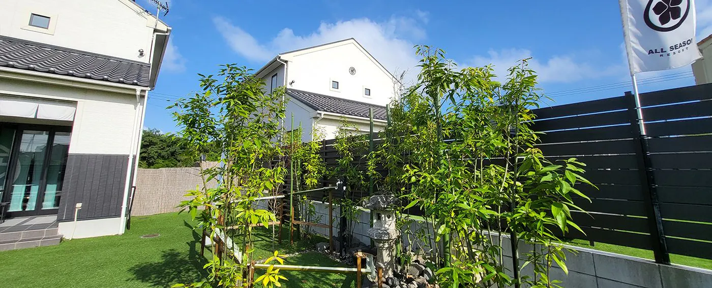 สวนส่วนตัว โซเม็งไหลผ่านรางน้ำ