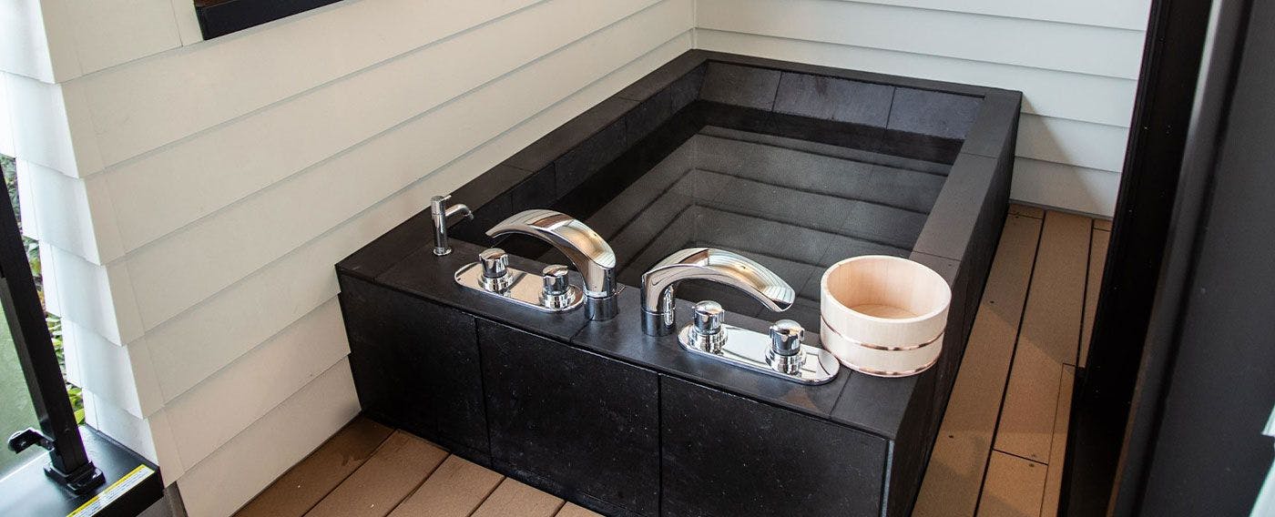 อ่างอาบน้ำกลางแจ้งครึ่งหนึ่ง