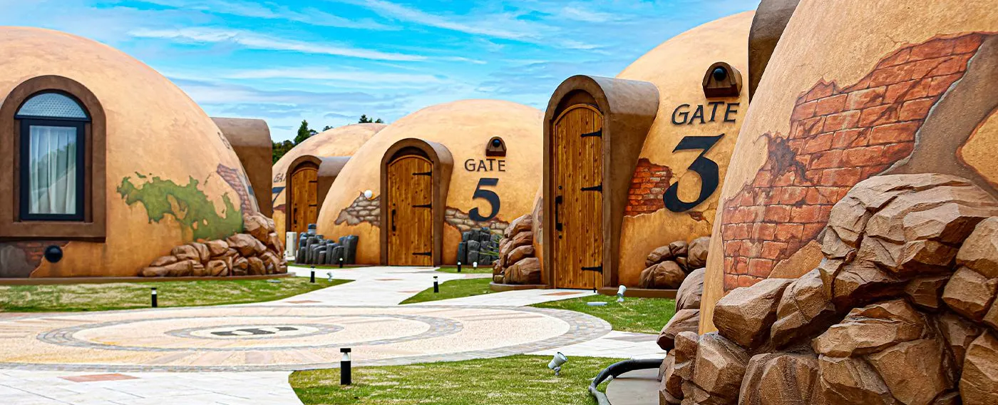 ภาพลักษณ์ภายนอกของ Village 8 (Eight) ชวนให้ตื่นเต้นราวกับอยู่ในโลกของเกม RPG เต็มไปด้วยความสนุกและจินตนาการ