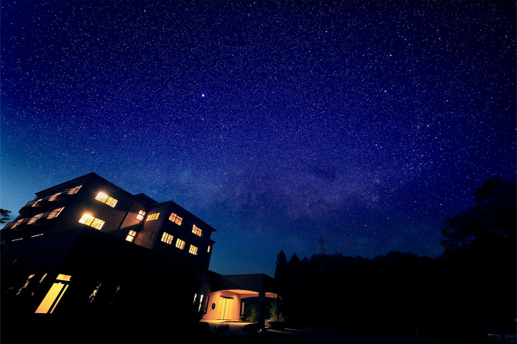 Eksterior dan Langit Berbintang