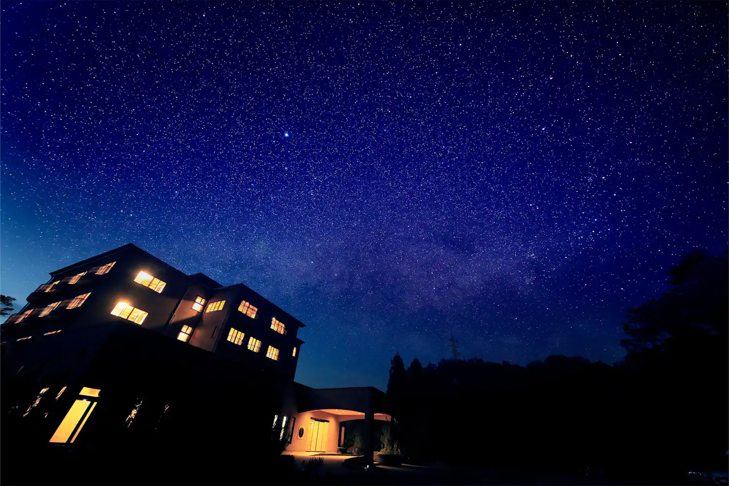 Eksterior dan Langit Berbintang