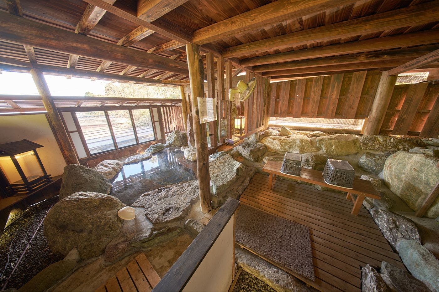 บ่อน้ำพุร้อนกลางแจ้งแบบส่วนตัว