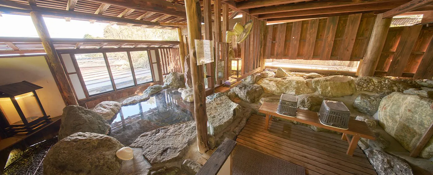 บ่อน้ำพุร้อนกลางแจ้งแบบส่วนตัว