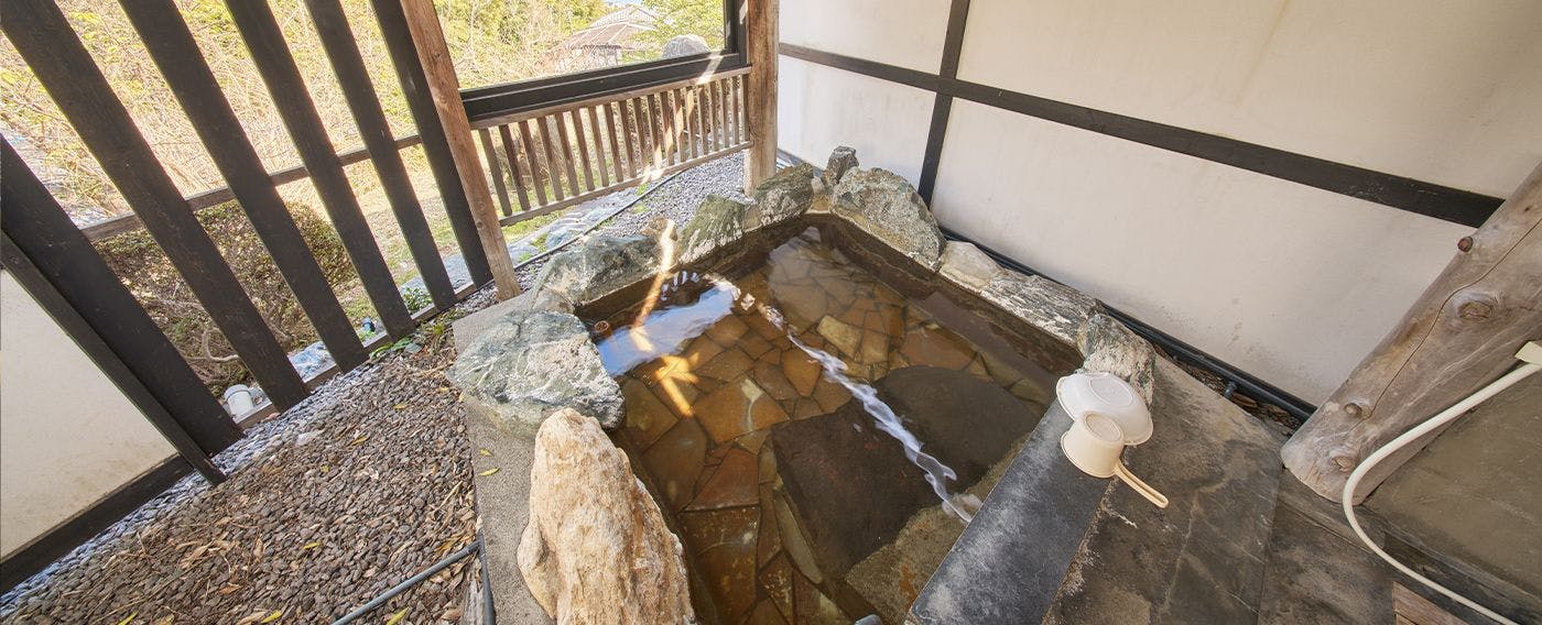 บ่อน้ำพุร้อนกลางแจ้งแบบส่วนตัว