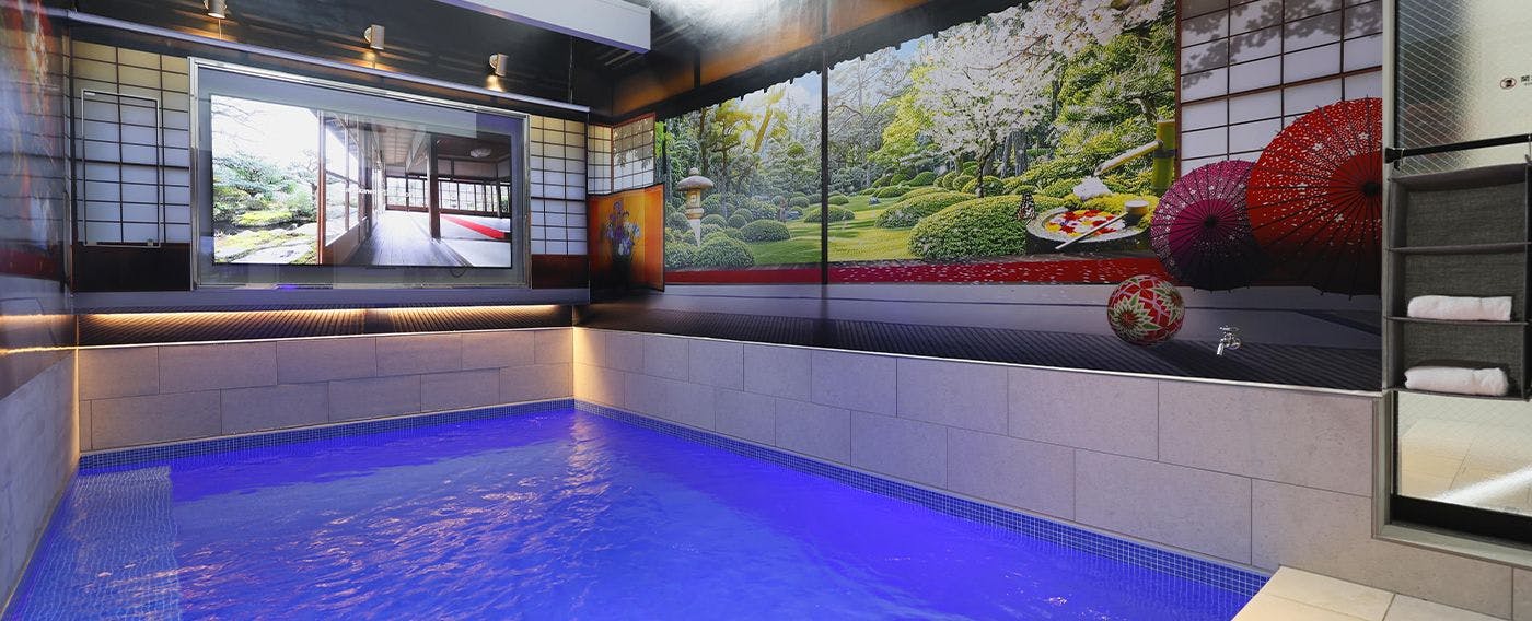 Kolam Renang Dalaman Berpemanas dengan Taman Air