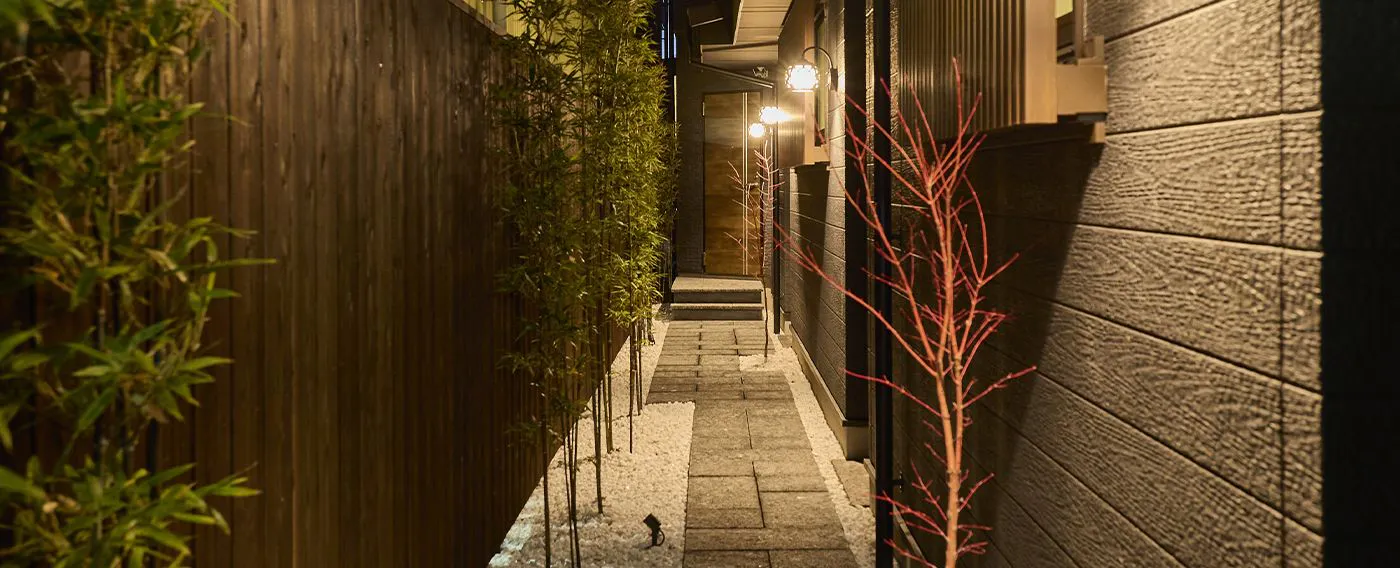 Jalur pejalan kaki di Hakata Suitē pada malam hari