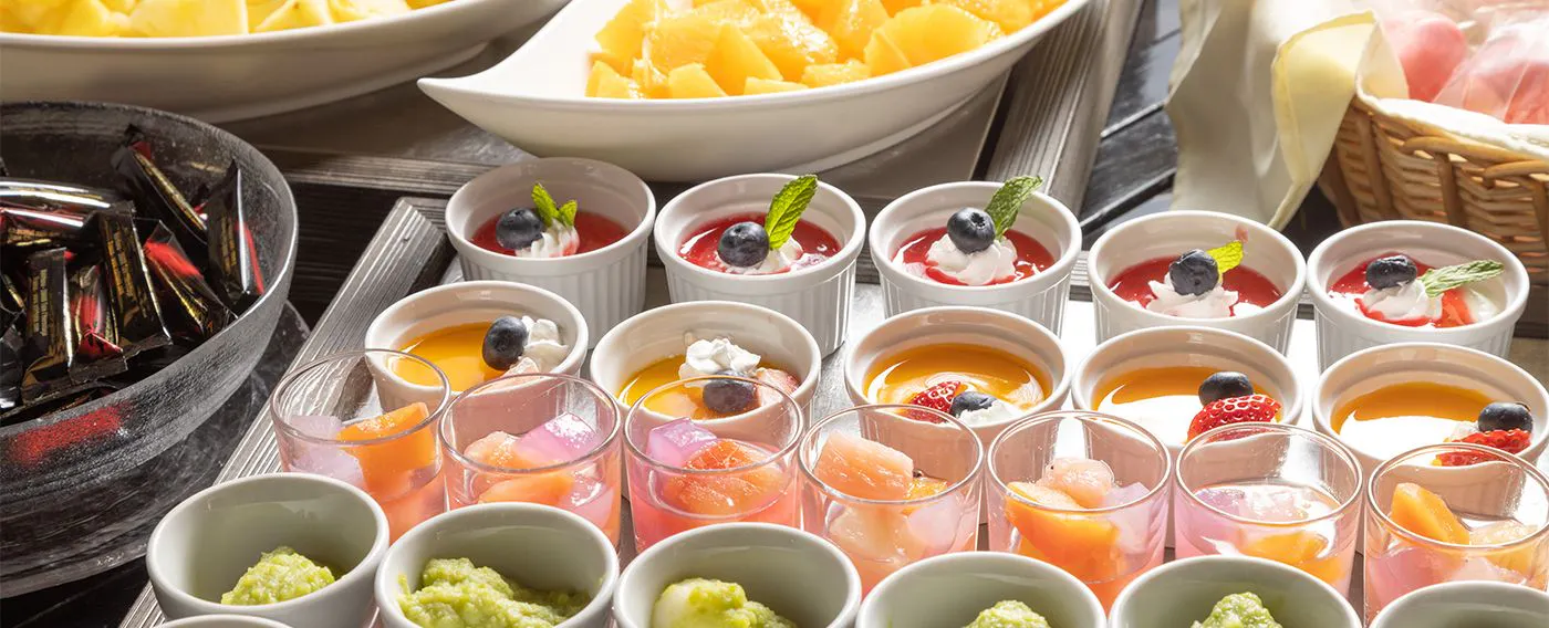 各種フルーツ、デザートも種類豊富にご用意しております。