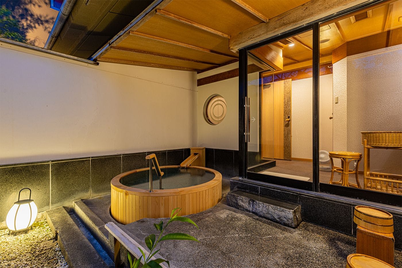 Mata air panas dan mandi