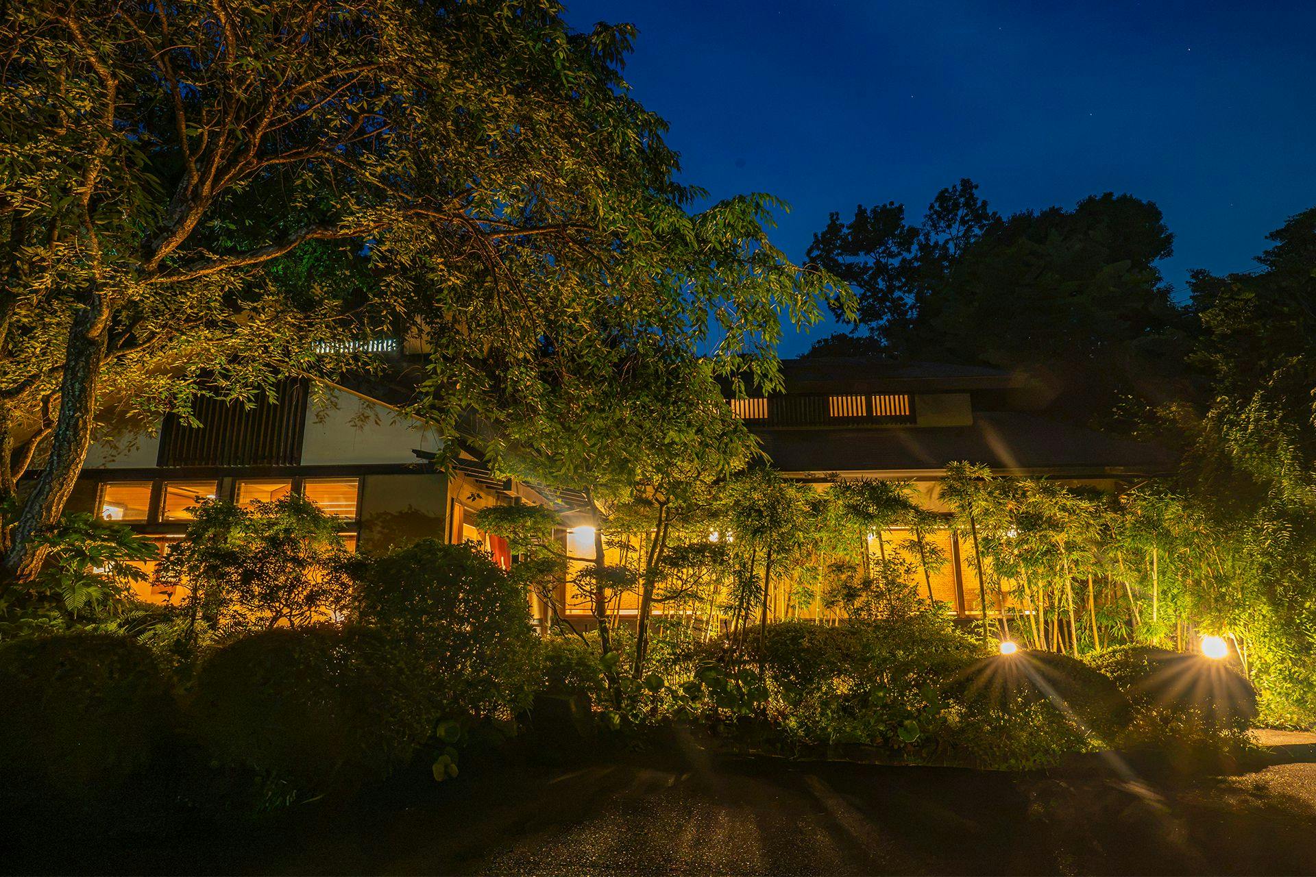 Detached Inn Yumenoya with Semi-Open-Air Baths in All Rooms
