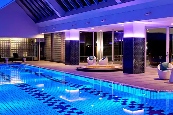 สระว่ายน้ำ