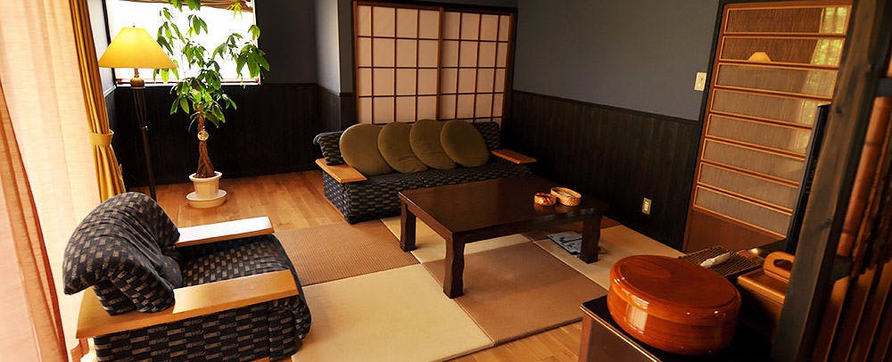 Futarishizuka: The Inn of the Forest Where Birds Play