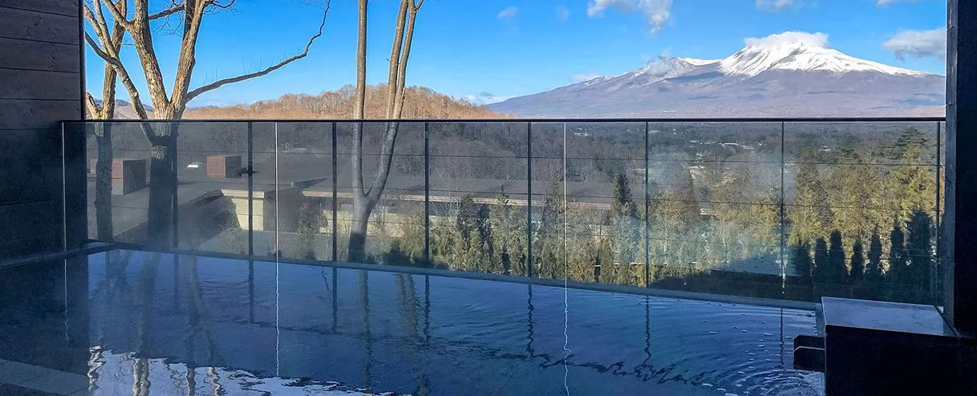 浅間山を眺めながら温泉で憩う