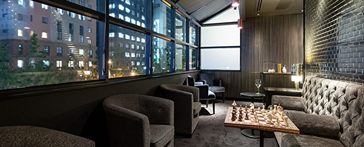 Tema CROSS LOUNGE adalah "Ruang untuk Orang Dewasa Berkumpul".