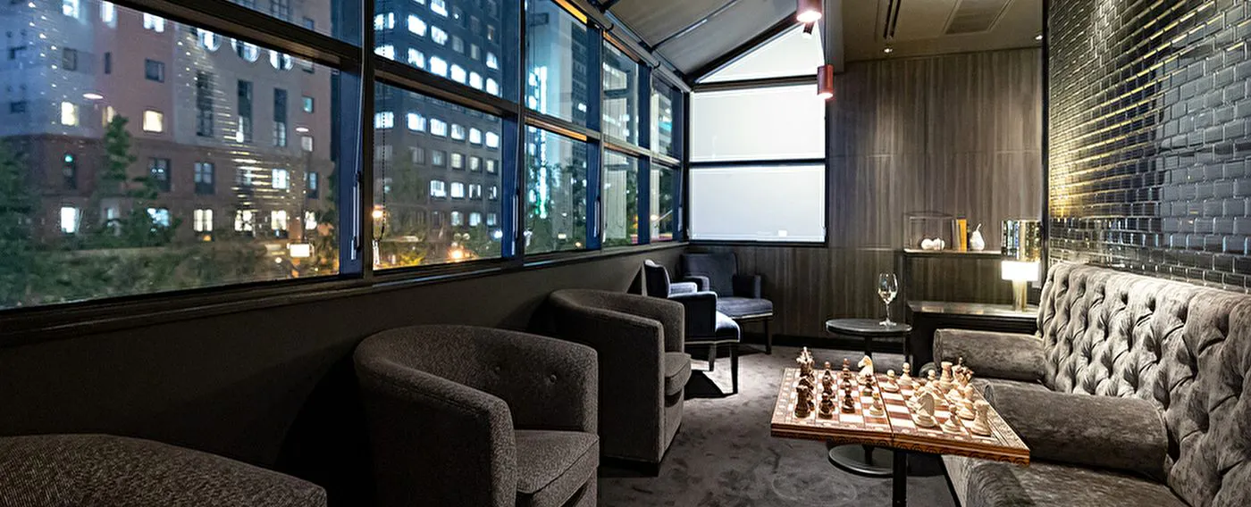 Tema CROSS LOUNGE adalah "Ruang untuk Orang Dewasa Berkumpul".