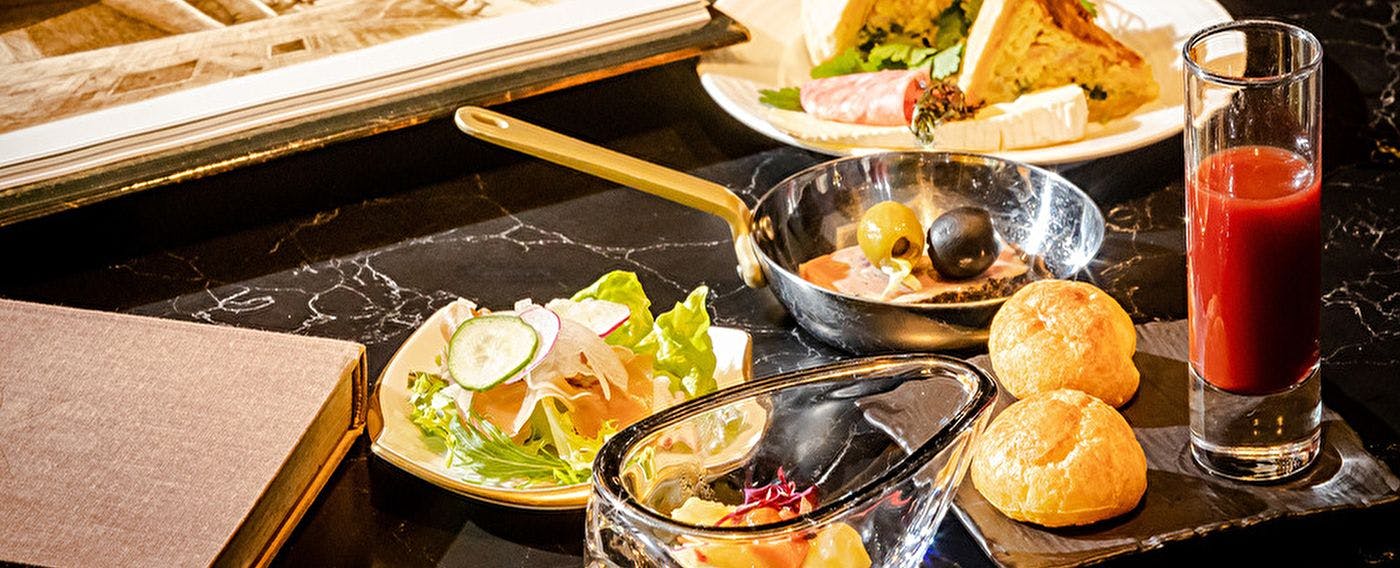 Kami menyediakan ruang dengan jenis meja dan jenis sofa, agar anda dapat bersantai di tempat pilihan anda.