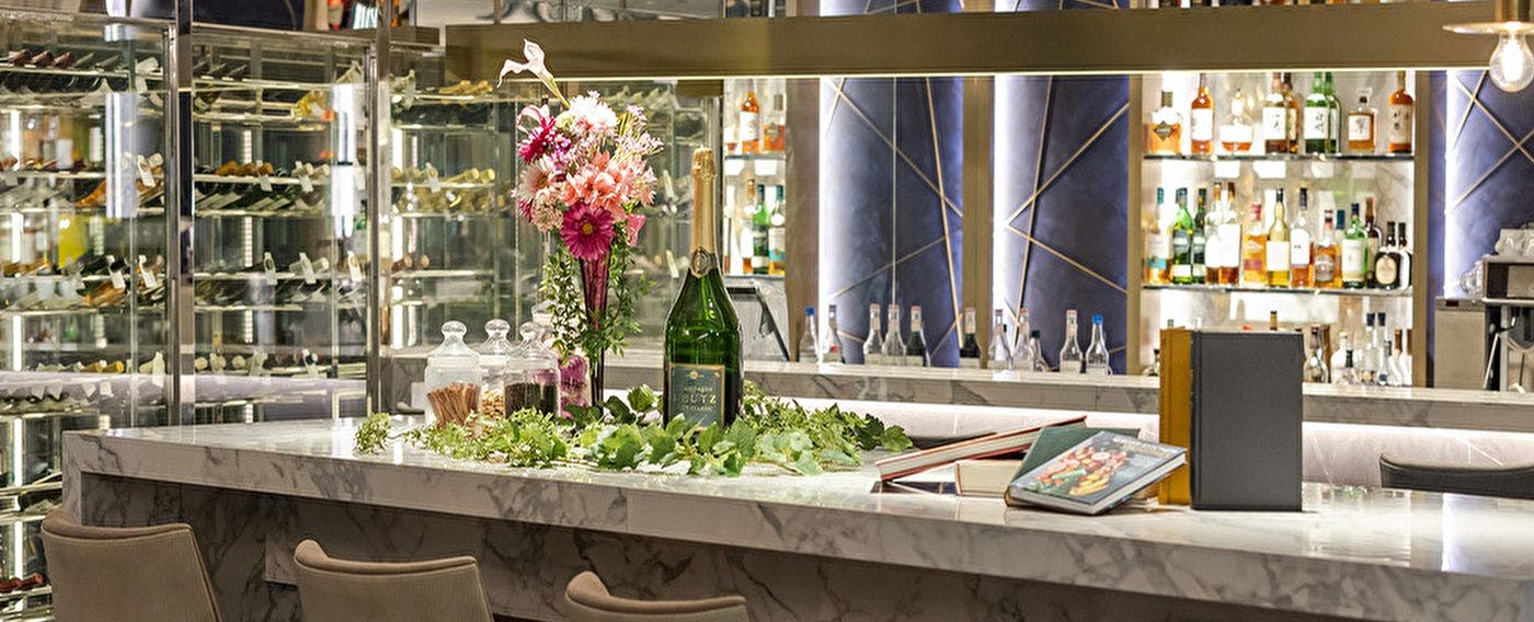 □ Di dalam lounge, minuman ringan dan minuman beralkohol disediakan secara percuma (terdapat menu berbayar untuk beberapa item). □