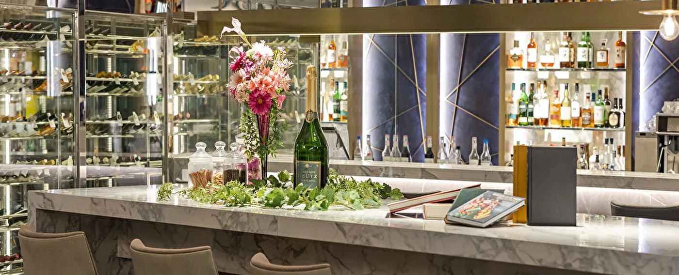 □ Di dalam lounge, minuman ringan dan minuman beralkohol disediakan secara percuma (terdapat menu berbayar untuk beberapa item). □