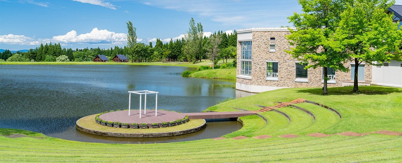 Walking and cycling by the lakeside are refreshing and enjoyable.