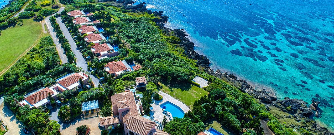 วิลล่าริมอ่าวที่เต็มไปด้วยความโปร่งโล่งสบาย สามารถชมทะเลสีฟ้ามิยาโกะที่มีแนวปะการังใกล้เคียงและคลื่นขาวสะท้อนแสงได้