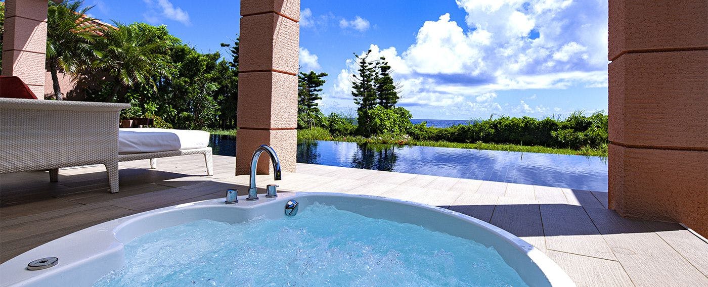 ระเบียงเปิดโล่งที่ติดกับสระว่ายน้ำมีอ่างจากุซซี่ให้บริการ