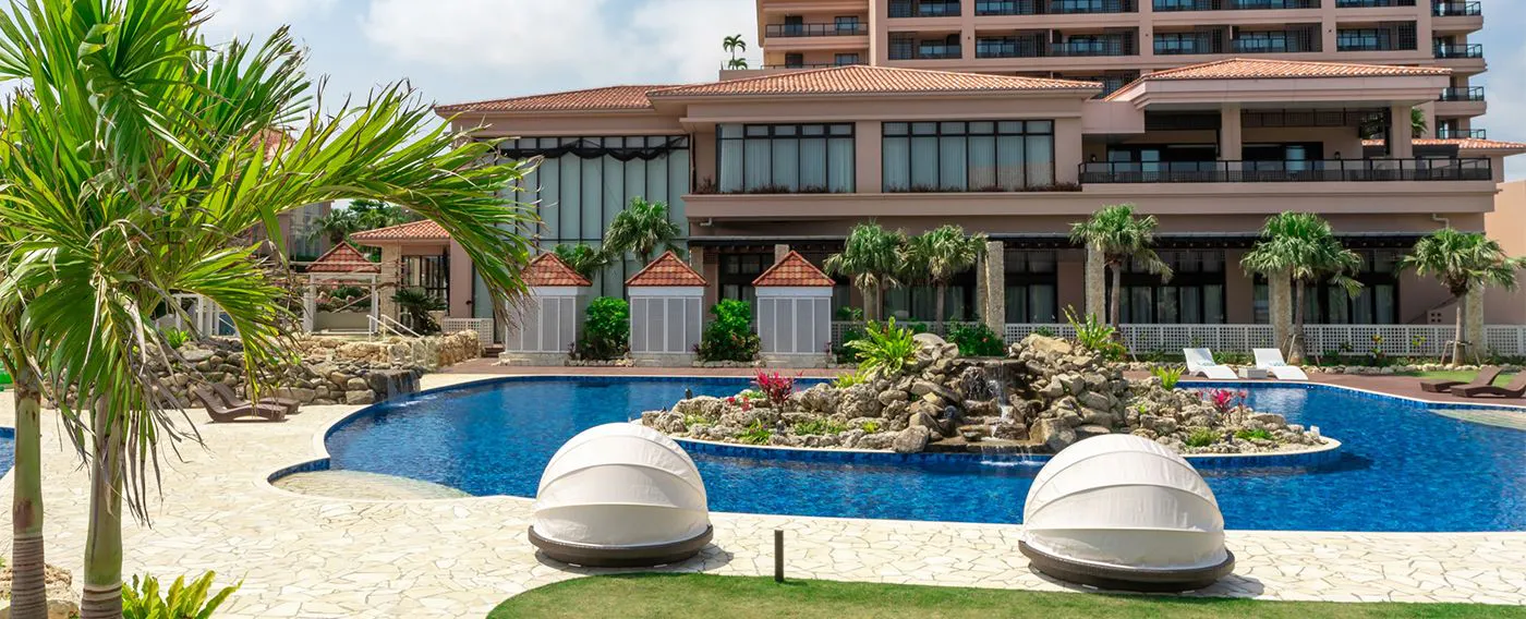 สระว่ายน้ำหลักมีเก้าอี้พักผ่อนและที่นั่งคู่แบบโดมสำหรับการพักผ่อนอย่างสบาย